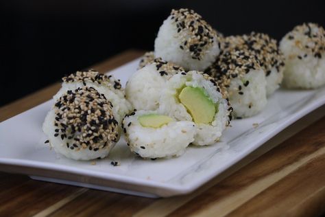 Sushi Balls, Avocado Sushi, Vegan Japanese, Vegan Sushi, Sushi Recipes, Sushi Rice, Sushi Rolls, Vegan Snacks, Vegan Eating