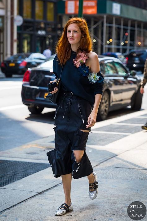 New York SS 2018 Street Style: Taylor Tomasi Hill Taylor Tomasi, Taylor Tomasi Hill, Women Hoodies, Dark Flowers, London Street Style, Sweatshirts Pattern, Street Fashion Photography, Women Hoodies Sweatshirts, Cool Street Fashion