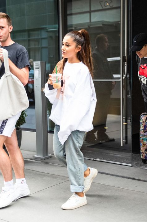 White Crewneck Outfit, Ariana Grande Oversized, Oversized Crewneck Outfit, White Sweatshirt Outfit, White Hoodie Outfit, Ariana Grande 2018, Oversized Sweatshirt Outfit, Hoodie Outfit Casual, Crewneck Outfit