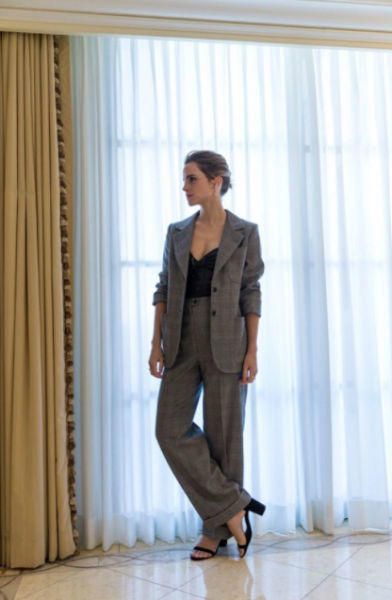 Emma Watson intellectual looks brown suit-w636-h600 He For She Campaign, Vintage Saint Laurent, Statement Blouse, Fairytale Fashion, Louis Vuitton Vintage, Influential Women, Vintage Suits, Simple Blouse, Press Tour