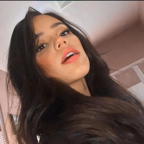 Jenna Ortega Icons, Jen Jen, Alice Liddell, Peter Quill, Future Wife, Jenna Ortega, Retro Outfits, Fan Page, Sweet Girls