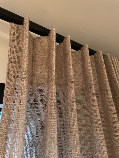 Pelmet Designs, Natural Linen Curtains, Luxury Curtains Living Room, Wood Curtain Rods, Picnic Inspiration, Luxury Curtains, Decor Home Living Room, Window Drapes, Linen Curtains