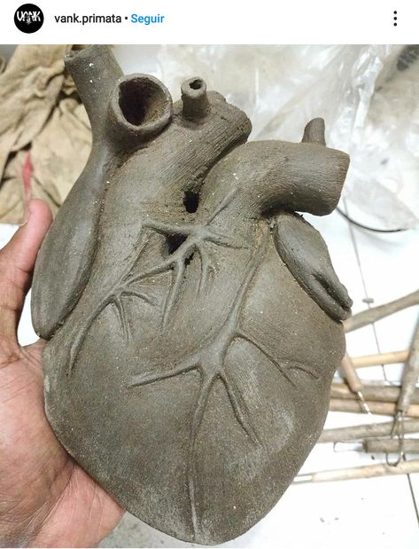 Sculpture Art Clay Easy, Hand Sculpture Clay, Clay Organs, Clay Sculptures & Statues, Beginner Sculpture, Heart Ceramics Ideas, Easy Clay Sculpture Ideas, Cool Clay Sculptures, Clay Sculpture Ideas For Beginners