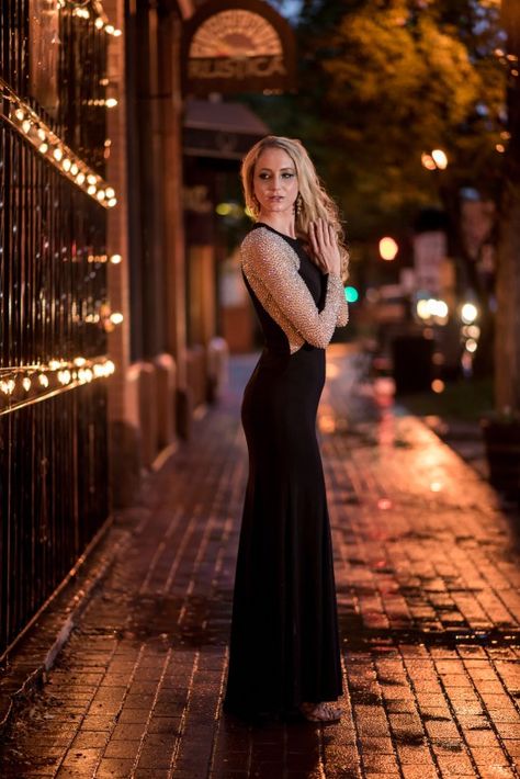 Night Photography Women, Street Night Photography, Evening Photoshoot, Actors Life, Homecoming Photos, Night Photography Portrait, Night Street Photography, Night Photoshoot, Night Time Photography