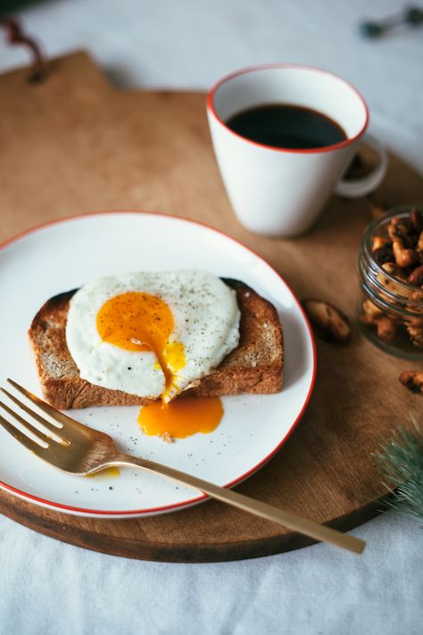 Egg Toast, Diet Vegetarian, On Toast, Cool Ideas, Breakfast Time, An Egg, Farm Life, Food Photo, Breakfast Brunch