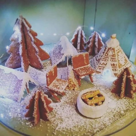 Christmas with Friends - Gingerbread Scene of Campground or Camp Site Gingerbread Camping Scene, Cool Gingerbread Houses, House Tent, Gingerbread House Decorations, Christmas Gingerbread House, Camping Theme, Winter Fun, Christmas Gingerbread, Christmas Cake