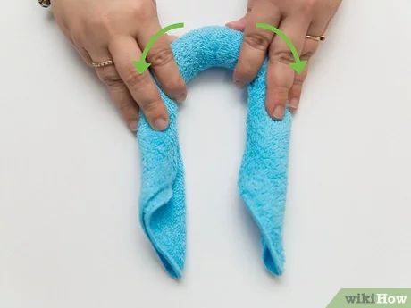 Boo Boo Bunny Ice Packs Diy, Redstone Ideas, How To Makr, Boo Boo Bunny, Diy Ice Pack, Cloth Animals, Washcloth Animals, Towel Folding, How To Tie Ribbon