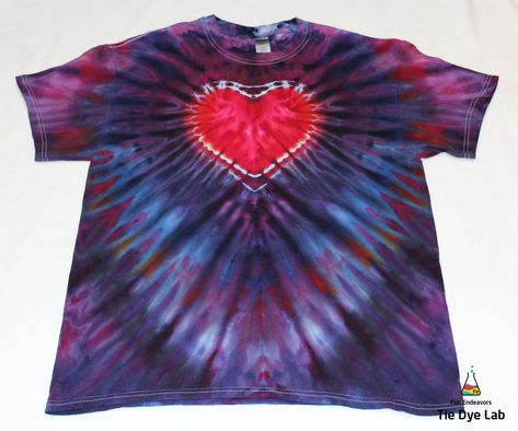 Tutorial video showing and explaining how to fold, tie and dye an inclined heart ice dye tie dye shirt. Tie Dye Tutorial, Diy Tie Dye Shirts, Shirt Tutorial, Tie Dye Techniques, Tie Dye Diy, Cool Art Projects, Tie Dye Shirts, Vintage Americana, Tie Dye Shirt