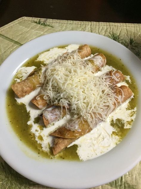 Flautas Ahogadas, Real Mexican Food, Mexico Food, Mexican Dinner, Mexican Cooking, Hispanic Food, Mango Salsa, Mexican Food Recipes Authentic, Salsa Verde