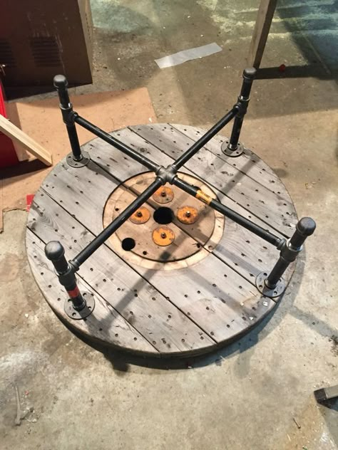 Spool Table Base Ideas, Creative Table Bases, Wooden Reel Table, Cable Reel Dining Table, Spool Coffee Table Ideas, Small Spool Table Ideas, Wooden Spool Table Ideas, Wooden Spool Dining Table, Cable Reel Table Ideas