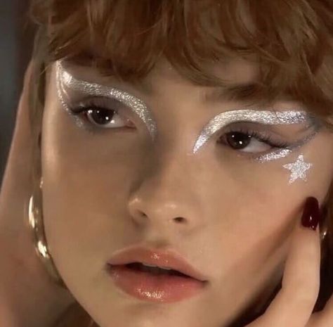 silver eyeshadow, bold eye makeup, chrome eye, bold eye, summer makeup trend, trendy makeup, editorial makeup, easy makeup, simple makeup, bold eye, fluffy brows, graphic liner Extreme Make-up, Editorial Make-up, Matte Make Up, Makeup Ulzzang, Makeup Zombie, Flot Makeup, Kesha, Pat Mcgrath, Facepaint