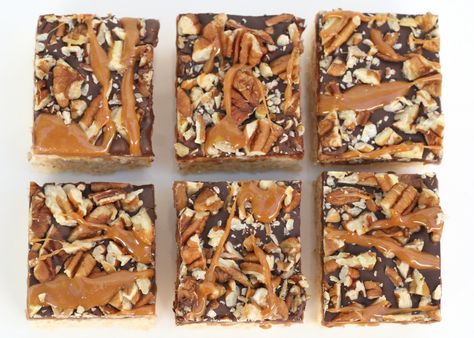 Caramel Turtle Rice Krispies Treats Chocolate And Caramel, Krispie Treats Recipe, Rice Krispies Treats, Caramel Desserts, Krispies Treats, Cereal Treats, Crispy Treats, Rice Krispie Treats, Rice Krispie