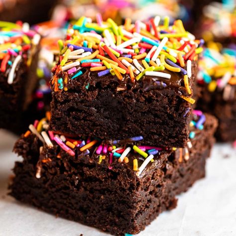 Sprinkle Brownies Brownie With Sprinkles, Brownies With Sprinkles On Top, Decorating Brownies, Rainbow Brownies, Brownies With Sprinkles, Brownies Aesthetic, Brownie Business, Sprinkle Brownies, Best Ever Chocolate Cake