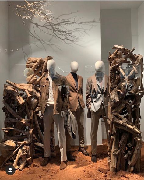 Fall Store Window Displays, Furniture Store Interior, Winter Window Display, Autumn Window Display, Fashion Window Display, Luxury Windows, Store Window Displays, Visual Merchandising Displays, Florence Tuscany