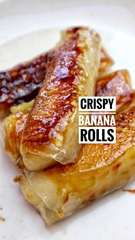 Crispy Banana Rolls Recipe https://fooooods.com/crispy-banana-rolls-whenmeateatsveg Fruit Spring Rolls, Banana Rolls, Banana Spring Rolls, Deep Fried Bananas, Rice Paper Recipes, Banana And Rice, Banana Roll, Spring Roll Wrappers, Spring Roll Recipe