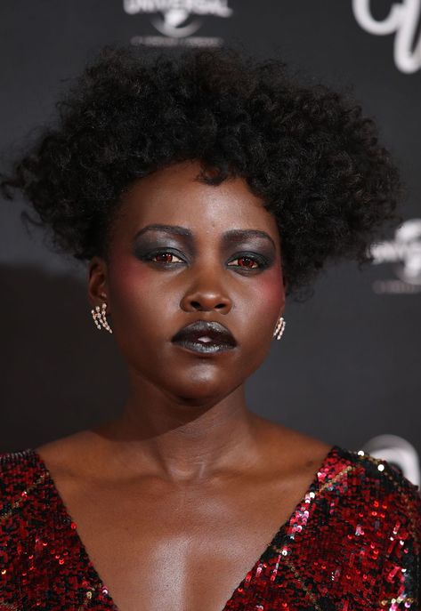 Exactly How Lupita Nyong'o Gets Her "Wicked" Makeup Looks for the 'Us' Press Tour - 'Us' Screening - Red Carpet Arrivals Vampire Makeup Ideas, Red Contacts Lenses, Makeup Ideas For Halloween, Red Contacts, Red Carpet Makeup, Black Vampire, Lupita Nyong, Vampire Makeup, Lupita Nyongo