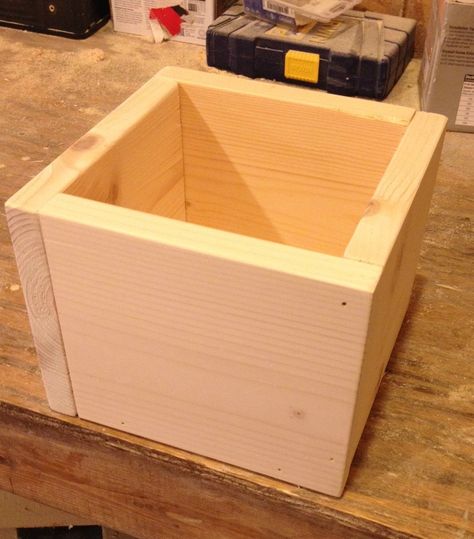 How to Build a DIY Keepsake Box from Scrap Wood Wooden Box Plans How To Build, Diy Keepsake Box Ideas Wood, Diy Wood Box With Lid, Wood Box Diy, Diy Wooden Box, Wooden Box Plans, Diy Wood Crate, Ag Classroom, Small Easy Woodworking Projects