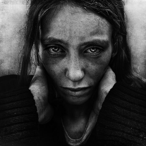 Photographer Lee Jeffries has shown that it’s possible by taking very expressive portraits of people. But not just any kind of people; all of his models are homeless men, women and children that he has met in Europe and the United States. Victor Vasarely, Homeless People, Powerful Images, In Your Face, Aesthetic People, Foto Art, Black And White Portraits, Lee Jeffries, Interesting Faces