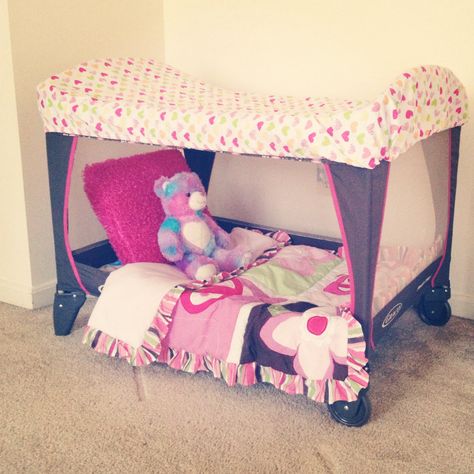 Portable toddler bed/ reading area. (Old pack n play, cut off the mesh on one side, and use a Toddler fitted sheet over the top) Pack N Play Toddler Bed, Playpen Ideas, Portable Toddler Bed, Pack N Play, Pack And Play, Diy Bebe, Mia 3, Baby Diy, Toddler Fun