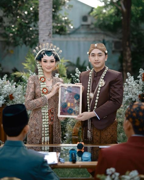 Akad nikah yang syahdu dengan adat Jawa di tengah nuansa dekorasi garden yang asri. Perpaduan tradisi dan alam menciptakan momen yang begitu istimewa. Cinta dan keindahan bersatu dalam kesakralan janji suci mereka! 🌷🕊️ Photo & Video by @faralljibrill_official MUA & Attire by @mimimakeupart Decoration by @ami_dekorasi WO by @samaradana_organizer Entertaint by @dejavakeroncong Venue by @houseofdanarhadi Catering by @happytuticatering Seserahan by @theseserahan #weddingday #weedingphotography... Adat Jawa, Foto Wedding, Wedding Inspirasi, Board Wedding, Weeding, Wedding Gown, Wedding Gowns, Mood Board, Wedding Inspiration