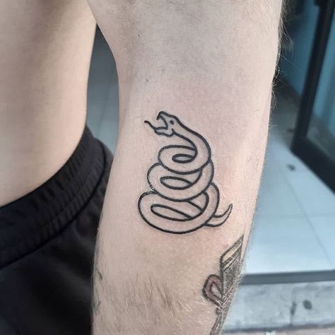 Metallica Traditional Tattoo, Metallica Snake Tattoo, Metallica Tattoo Ideas Design, Metallica Tattoo Small, Rock Tatoos Ideas, Rock Band Tattoo Designs, Metal Tatoos Ideas, Libertarian Tattoo, Rock And Roll Tattoo Ideas