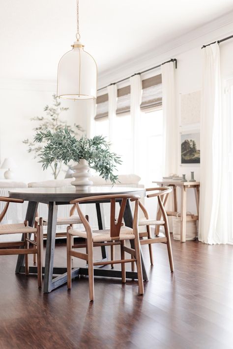 Round Dining Table Wishbone Chairs, Breakfast Area Table And Chairs, Pendant Over Round Table, Round Table Pendant Light, Round Table Wishbone Chairs, Eat In Kitchen Round Table, Round Dining Table Lighting, Round Breakfast Table Ideas, Table With Wishbone Chairs