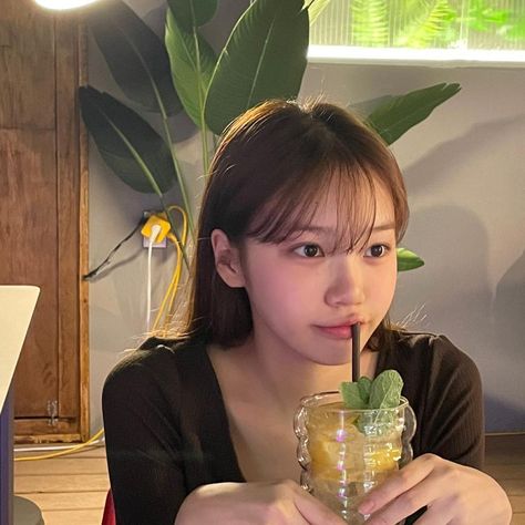 Chaewon Ig Update, Chaewon Instagram, Girlfriend Material, Iz One, K Idols, Instagram Update, Kpop Idol, Korean Girl, South Korean Girls