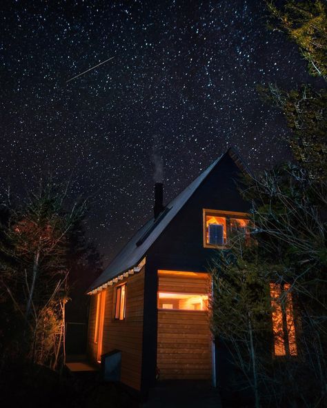 Cabin At Night, Cabin Night, Night House, House At Night, Beautiful Winter Pictures, Sky House, House Night, Ravens Home, Fairytale House