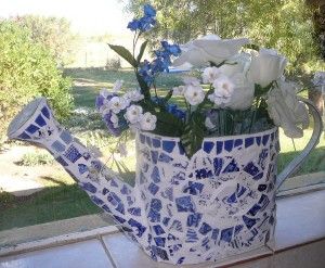 #Willow_pattern #mosaic #watering_can Great step by step tutorial Broken China Crafts, China Mosaic, China Crafts, Mosaic Pots, Mosaic Flower Pots, Mosaic Vase, Terracotta Flower Pots, Mosaic Garden, Broken China