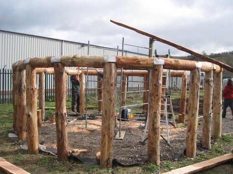 roundhouse idea Cordwood Homes, Round House Plans, Yurt Home, Casa Hobbit, Eco House Design, How To Build A Log Cabin, Bushcraft Shelter, Earth Bag Homes, Tree House Plans