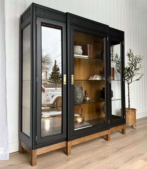 || AVAILABLE || Vintage Drexel Heritage, “passage” display cabinet in campaign style🤩 Recessed brass hardware with backplate. Excellent quality, exceptional craftsmanship. Glass shelves are extremely sturdy! Soft black and muted, medium brown toned oak with a bit of texture. Would be perfect in a neutral room for an in house library with books and bit of a decor😍 Measures 54” w x 16” d x 58” h. Located in Elrose, Saskatchewan. Delivery available- Saskatchewan and Alberta wide. Send a... In House Library, Hardware With Backplate, House Library, Drexel Heritage, Neutral Room, Glass Cabinets Display, Home Libraries, Upcycled Furniture, Medium Brown