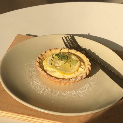 Lemon Pie Aesthetic, Pie Aesthetic, Aesthetic Meals, Yellow Foods, Aesthetic Korean, Lemon Pie, Art Diary, Snap Food, Cute Desserts