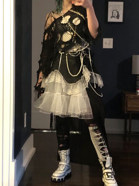 Black And White Harajuku Fashion, White Goth Outfit, White Outfit Inspiration, Emo Night, Street Goth, White Goth, White Fits, Black And White Outfit, Goth Outfit