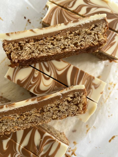 Biscoff Millionaire's Flapjacks Chocolate Flapjacks, Biscoff Biscuits, Biscoff Spread, Tray Bake, French Patisserie, Chocolate Swirl, Oat Bars, Pudding Desserts, Chocolate Topping