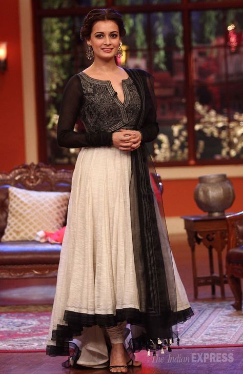 Dia Mirza looking stunning in a black and cream anarkali suit with strappy sandals on ‘Comedy Nights With Kapil’ to promote 'Bobby Jasoos'. #Style #Bollywood #Fashion #Beauty Comedy Nights With Kapil, Dia Mirza, Comedy Nights, Desi Wear, Vidya Balan, Salwar Kamiz, Indian Woman, Ethnic Dress, Anarkali Suit