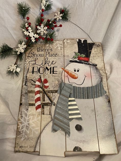 Purchased Snowman Sign decorated by me with Evergreens, snowflakes and berries Xmas Wooden Signs, Christmas Pallet Crafts, Snowman Door Hanger, Christmas Boards Signs, Winter Door Hangers, Christmas Door Signs, Snowmen Paintings, Distressed Doors, Diy Schneemann