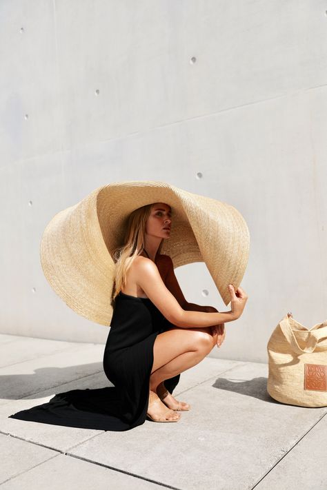 Hat Jacquemus, Straw Hats Outfit, Hat Outfit Summer, Couple Pregnancy Photoshoot, Oversized Hat, Pool Fashion, Take Off Your Shoes, Big Hat, Outfits With Hats