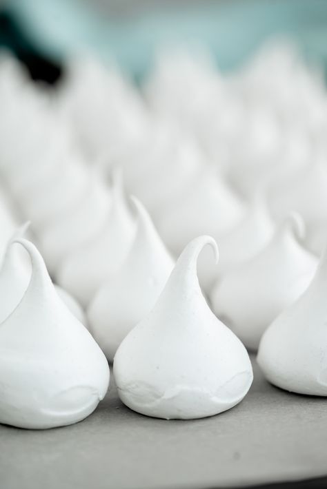 Mini Meringues Kisses, Chewy Meringue Recipe, Mirangue Kisses, Caramel Garnish, Meringue Decoration, Pie Meringue, Meringue Kisses Recipe, Dacquoise Cake, Meringue Christmas