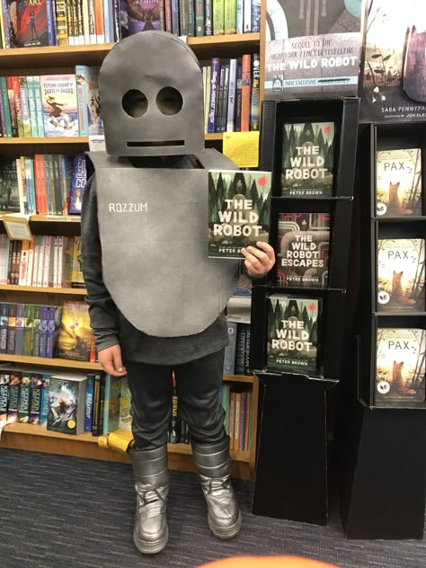 Home made Wild Robot costume. The Wild Robot Costume Diy, Wild Robot Costume, Robot Fancy Dress, Robot Costume Diy, Ptsa Ideas, 40 Book Challenge, Storybook Character Costumes, Library Orientation, Robot Costume