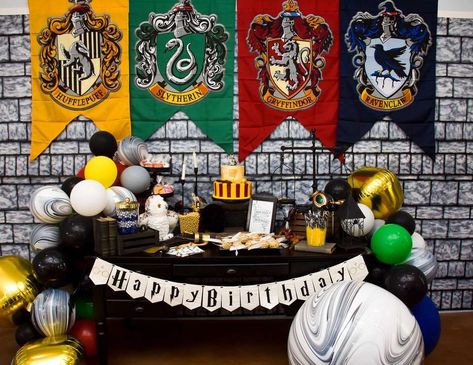 Wizarding World of Harper - Harry Potter birthday party idea #kidsbirthdayparty #kidsbirthdaypartyideas #girlbirthdayparty #girlbirthdaypartyideas #boybirthdayparty #boybirthdaypartyideas Harry Potter Motto Party, Harry Potter Weihnachten, Baby Harry Potter, Harry Potter Birthday Party Ideas, Harry Potter Christmas Decorations, Hogwarts Party, Harry Potter Theme Birthday, Harry Potter Halloween Party, Cumpleaños Harry Potter