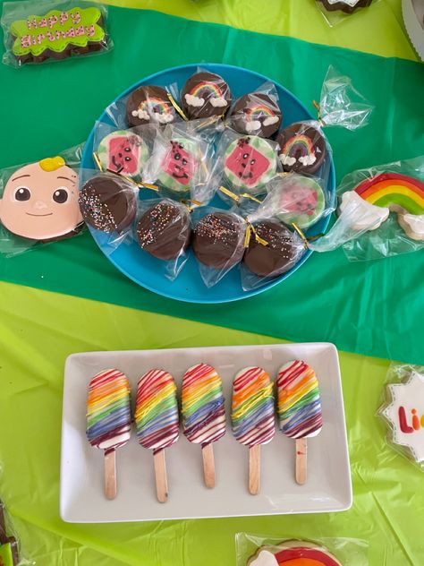 Cocomelon themed cakesicles snd chocolate covered oreos. #chocolatecoveredoreos #cakesicles #cakepops #oreos #cocomelon Coco Melon Treat Table, Cocomelon Cakepops Ideas, Cocomelon Party Treats, Cocomelon Oreos, Coco Melon Chocolate Covered Oreos, Cocomelon Macaroons, 1st Birthday Party Decorations, Baby Boy 1st Birthday Party, Candy Cakes