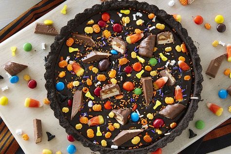 There is nothing more tempting than leftover candy. Specifically, leftover Halloween Candy. If you have some, here are 21 easy recipes to use them up... quickly. Halloween Candy Bark, Chocolate Ganache Tart, Halloween Birthday Cakes, Leftover Candy, Leftover Halloween Candy, Treats For Kids, Halloween Sprinkles, Monster Cupcakes, Halloween Treats For Kids