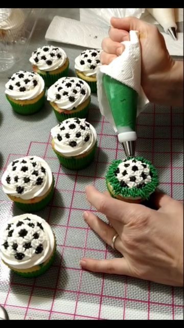 Soccer Theme Cupcakes, Soccer Ball Cupcakes, Soccer Cupcake Ideas, Football Cupcakes Ideas, 1m Piping Tip, Soccer Cupcakes, Black Buttercream, Football Themed Cakes, Sport Cupcakes