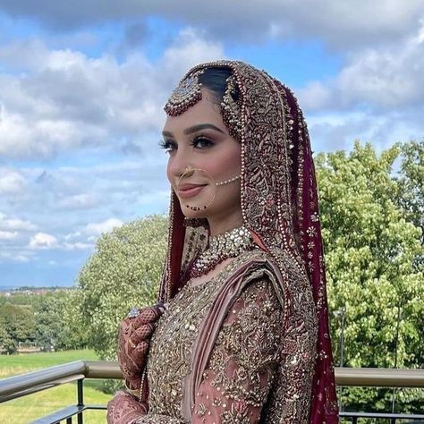 Pakistani Bridal Hair, Nikkah Jewelry, Desi Bride Makeup, Pakistani Bridal Makeup Red, Desi Suits, Desi Bridal Makeup, Pakistani Bridal Hairstyles, Brown Clothes, Nikah Decor