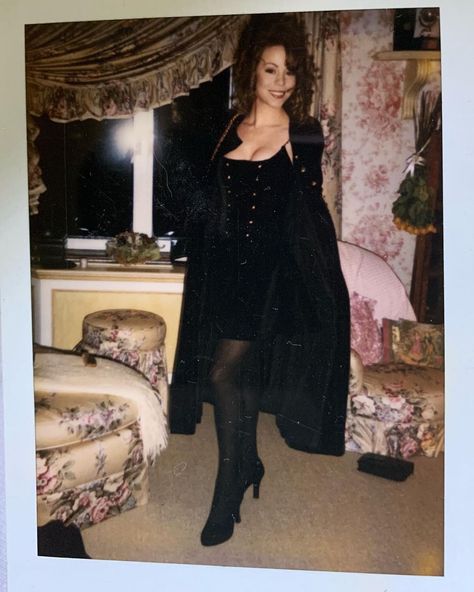 Basia Zamorska on Instagram: “#archivedive @mariahcarey in the much loved #velvet #button #corset #ensemble but with #coat just before #steppingout of a #lush room…” Mariah Carey Rare, Button Corset, Mariah Carey 1990, Mariah Carey 90s, Chanel Dress, High Fashion Outfits, 1990s Fashion, Rare Pictures, Mariah Carey