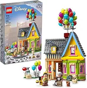 This 598-piece LEGO Disney set includes a partial house built with balloons, different rooms and functions, 2 minifigures, a LEGO animal figure and plenty of accessories to spark play Pixar Up House, Disney Up House, Lego Dog, Carl Fredricksen, Construction Lego, Classic Building, Disney Pixar Up, Disney Up, Disney And Pixar