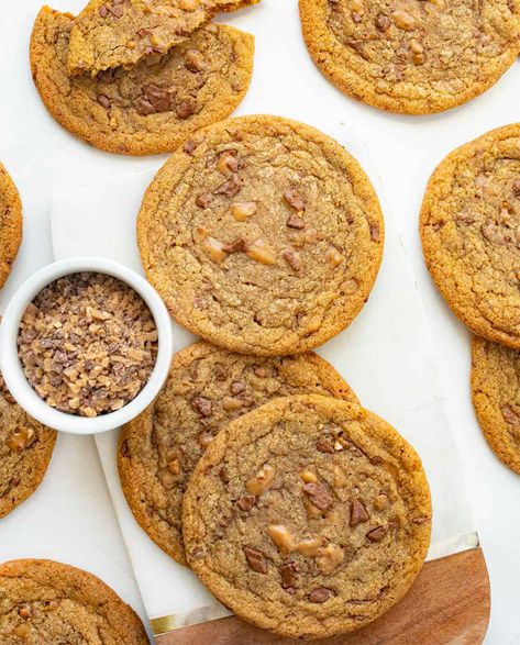 Browned Butter Toffee Cookies are chewy cookies with crispy edges that are made with browned butter and loaded with Heath Milk Chocolate and English Toffee bits. Cookies, Brown Butter Cookies, Cookie Recipes, Toffee Cookies, Dessert, Baking, i am baker, iambaker Heath Cookies, Butter Toffee Cookies, Heath Bar Cookies, Toffee Cookie Recipe, Brown Butter Cookies, Toffee Chips, Butter Cookie Recipe, Butter Pecan Cookies, Christmas Delights