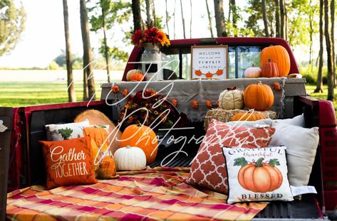 Farm Truck Photography, Fall Truck Bed Photoshoot, Truck Bed Fall Photoshoot, Truck Fall Photoshoot, Diy Fall Photoshoot For Kids, Fall Truck Mini Session, Old Truck Fall Photoshoot, Diy Fall Photo Shoot, Fall Truck Photoshoot