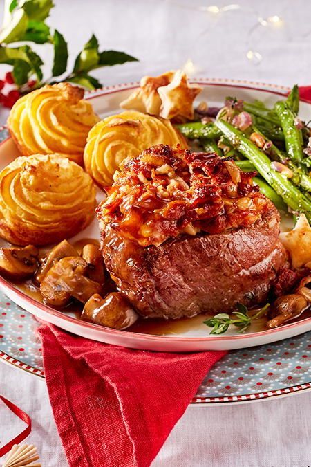 Heißa, heut ist Weihnachtstag! Wenn das butterzarte Filet unter würziger Haube samt kräftiger Pilzsoße auf den Tisch kommt, beginnt das Fest der Freude.#rezept #weihnachtsessen #rinderfilet #rindermedaillons #herzoginkartoffeln #bohnen #pilzsoße #champignonsoße #kruste #bohnen #hauptgang #hauptgericht #weihnachten Austrian Cuisine, Xmas Desserts, Fall Brunch, Xmas Dinner, Xmas Food, Healthy Kitchen, Holiday Cooking, Dinner Menu, Meat Dishes