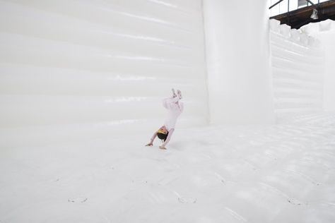 white-bouncy-castle-art-installation-20130627-121311-243 White Bouncy Castle, Castle White, William Forsythe, White Bounce House, Castle Art, Bouncy Castle, Soft Play, Art Installation, Branding Design Logo